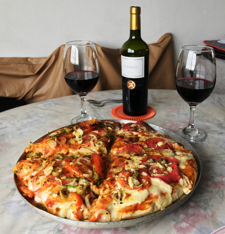 pizza caseira e vinho