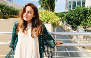 Look: Veludo e transparência