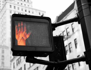 Como lidar ao ser interrompida, sendo mulher